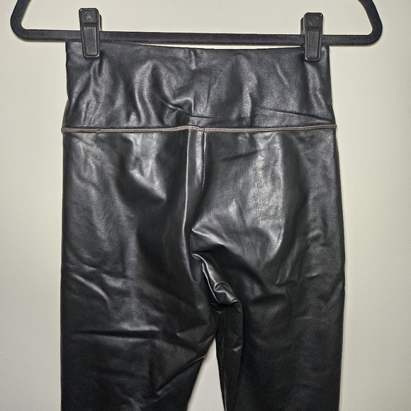 EUC Athleta All Over Gleam Tight Faux Leather Leggings Tight Black Xsmall - Picture 6 of 13